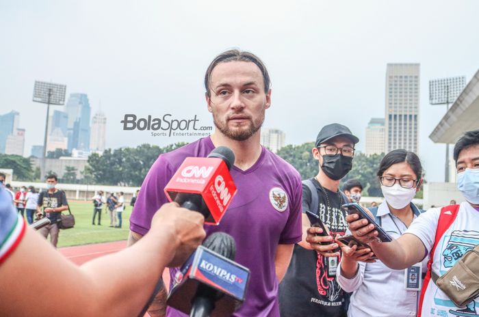 Marc Klok sedang memberikan keterangan kepada awak media seusai berlatih bersama timnas U-23 Indonesia  di Stadion Madya, Senayan, Jakarta, 12 April 2022.
