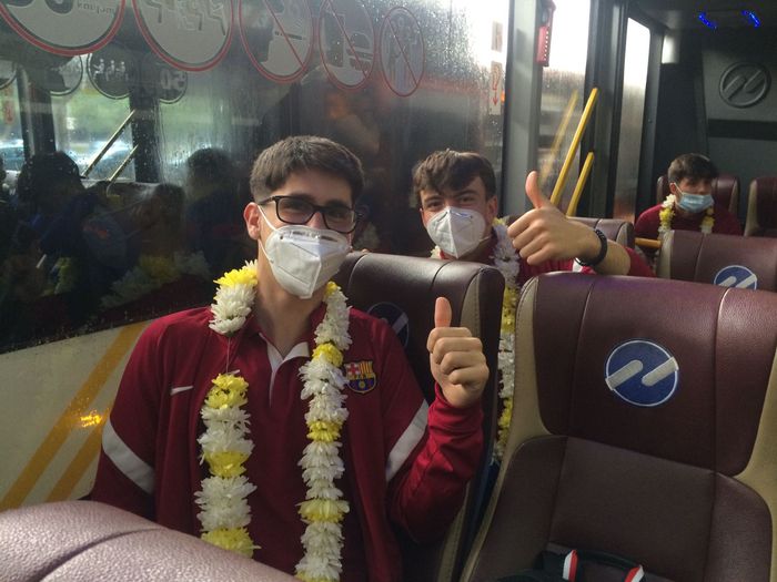 Para pemain Barcelona U-18 tiba di Indonesia dan menaiki busway untuk sampai ke hotel