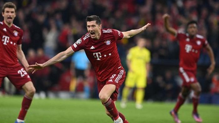 Striker Bayern Muenchen, Robert Lewandowski, merayakan gol yang dicetaknya ke gawang Villarreal dalam laga leg kedua perempat final Liga Champions di Stadion Allianz Arena, Selasa (12/4/2022).