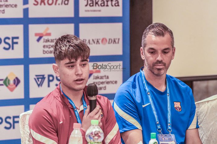 Pemain Barcelona U-18, Toni Caravac (kiri), sedang memberikan keterangan kepada awak media dan ditemani sang pelatih bernama Ibon Cuadrado (kanan) di Hotel Shangri-La, Jakarta, 12 April 2022.