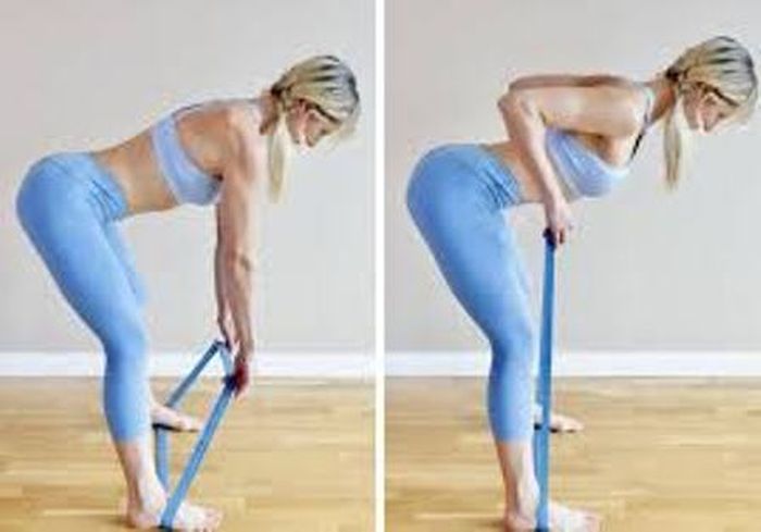 Grakan Bent-Over Row dengan band resisten.