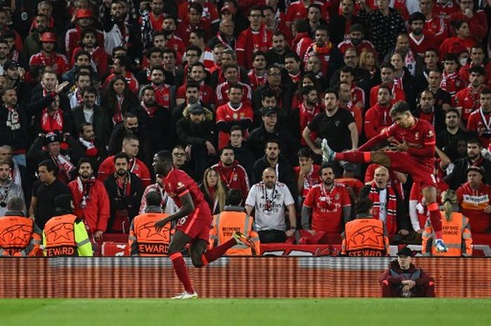 Ibrahima Konate (kiri) merayakan gol untuk Liverpool ke gawang Benfica dalam partai Liga Champions di Anfield (13/4/2022).
