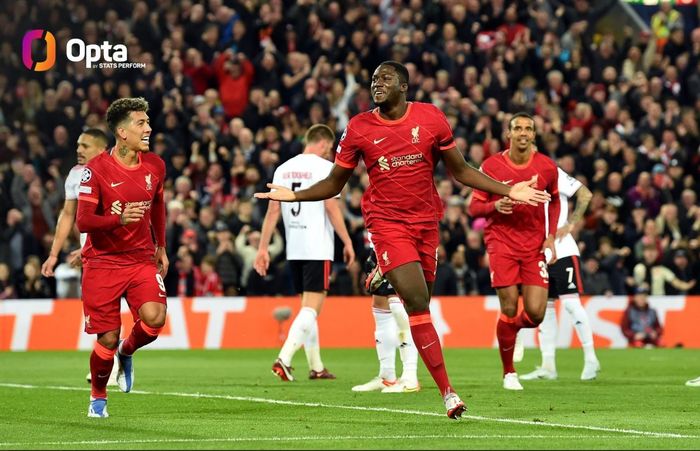 Ibrahima Konate merayakan gol untuk Liverpool ke gawang Benfica dalam partai Liga Champions di Anfield (13/4/2022).
