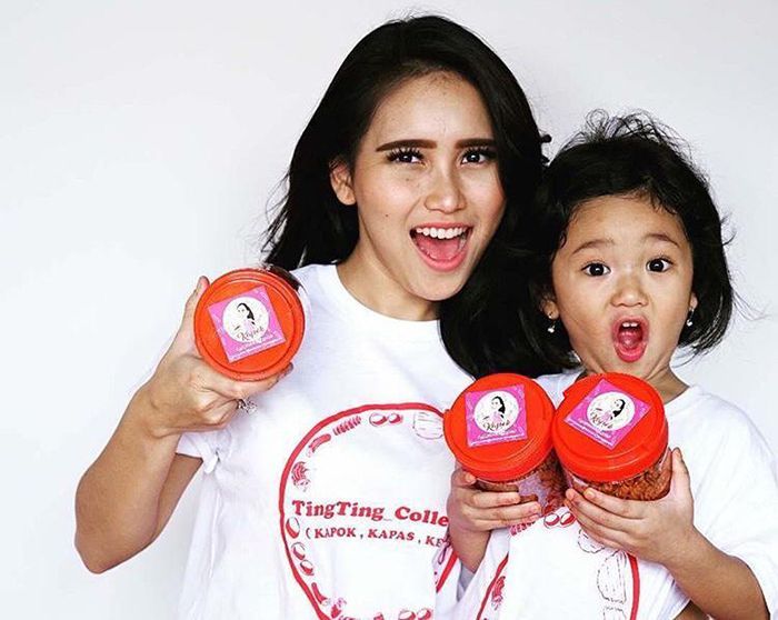 Bisnis snack makanan Ayu Ting Ting