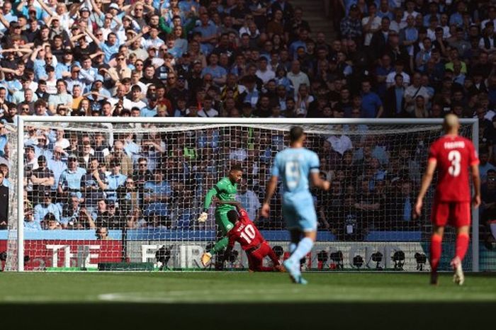 Striker Liverpool, Sadio Mane, mencetak gol ke gawang Manchester City dalam laga semifinal Piala FA di Stadion Wembley, Sabtu (16/4/2022).