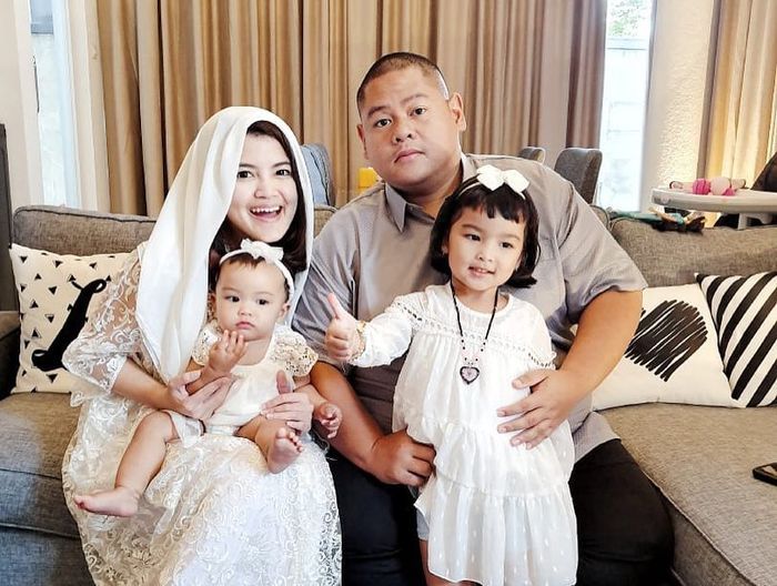 Tania Putri dan keluarganya