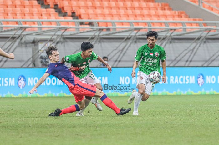 Dua pemain Indonesia All Star, Ahmad Athallah Araihan (tengah) dan M. Taufany Muslihuddin (kanan), sedang berduel dengan satu pemain Atletico Madrid U-18  di Jakarta Internasional Stadium, Jakarta Utara, 17 April 2022.