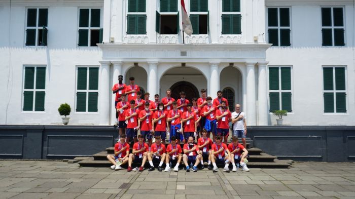 Pemain Barcelona U-18 saat berkunjung ke Kota Tua, Jakarta pada Kamis (14/4/2022) di sela-sela jadwal istirahat International Youth Championship (IYC) 2021.