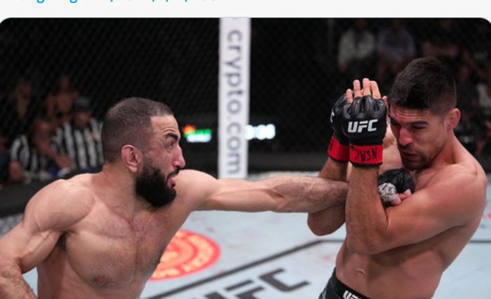 Belal Muhammad (kiri) saat menghajar Vicente Luque pada acara utama UFC Vegas 51 di Las Vegas, Amerika Serikat, Minggu (17/4/2022).