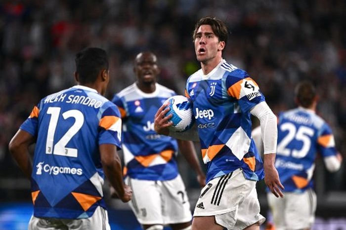Dusan Vlahovic(kanan) mencetak gol penyama skor bagi Juventus dalam duel Liga Italia kontra Bologna di Allianz Stadium Turin (16/4/2022).