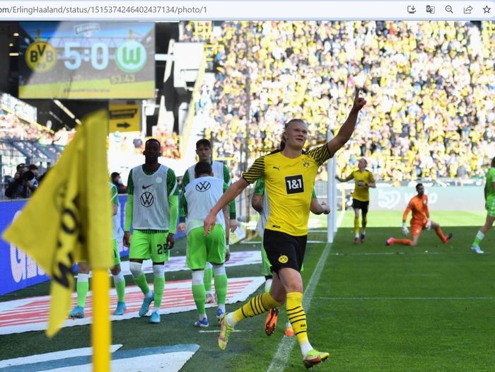 Penyerang Borussia Dortmund, Erling Haaland, merayakan gol ke gawang VfL Wolfsburg pada pekan ke-30 Bundesliga 2021-2022 di Stadion Signal Iduna Park, Sabtu (16/4/2022).