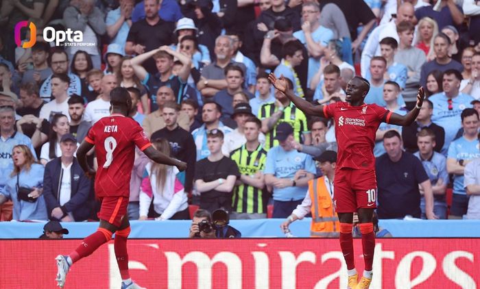 Penyerang Liverpool, Sadio Mane, merayakan gol ke gawang Manchester City pada babak semifinal Piala FA 2021-2022 di Stadion Wembley, Sabtu (16/4/2022).