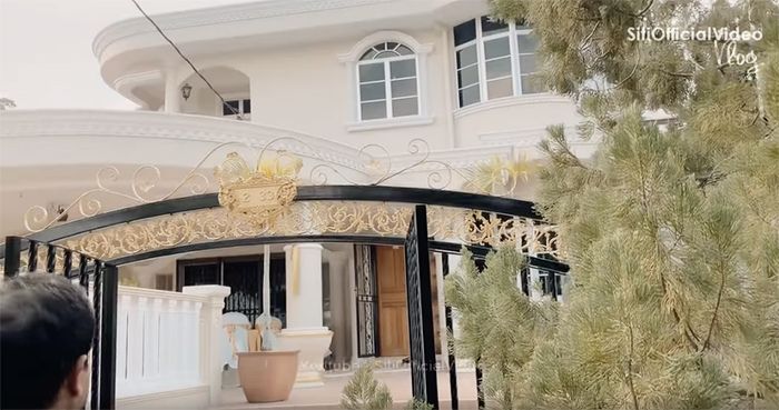 Pagar rumah artis Siti Nurhaliza yang bertabur ukiran emas