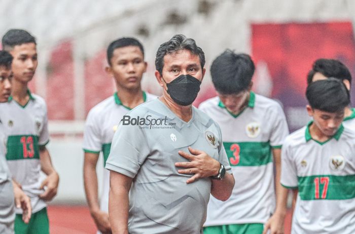 Pelatih timnas U-16 Indonesia, Bima Sakti, sedang memantau para pemainnya di Stadion Utama Gelora Bung Karno, Senayan, Jakarta, 19 April 2022.