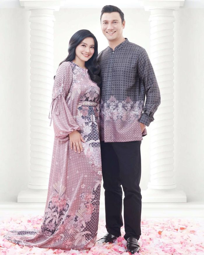 Baju muslim couple ala pasangan selebriti Christian Sugiono dan Titi Kamal.