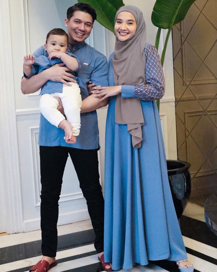 Baju muslim couple ala pasangan selebriti Irwansyah dan Zaskia Sungkar.