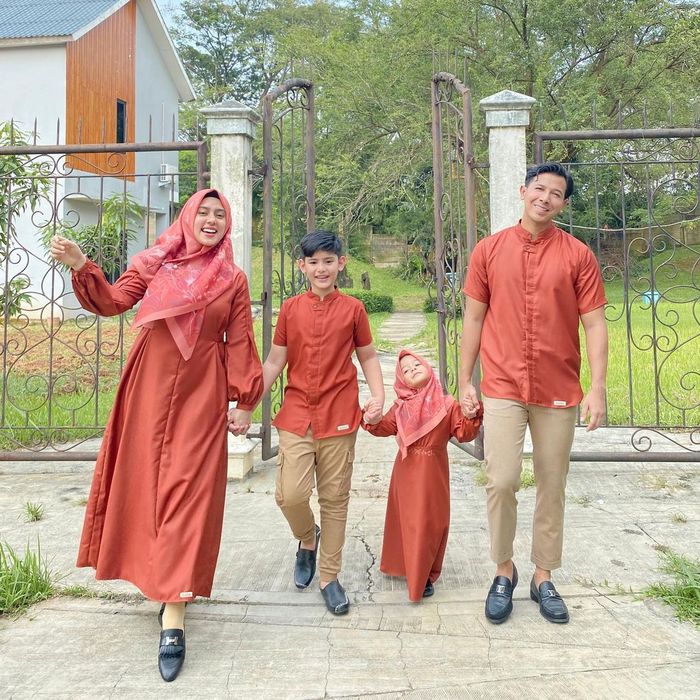Baju muslim couple ala pasangan selebriti Fairuz Arafiq dan Sonny Septian.