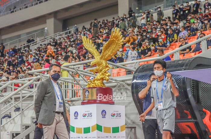 Piala International Youth Championship (IYC) 2021 terpampang di Jakarta Internasional Stadium, Jakarta Utara, 19 April 2022.
