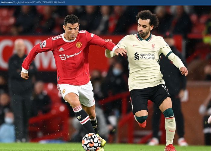 Cristiano Ronaldo (kiri) dan Mohamed Salah saat pertandingan Manchester United melawan Liverpool di Liga Inggris 2021-2022.