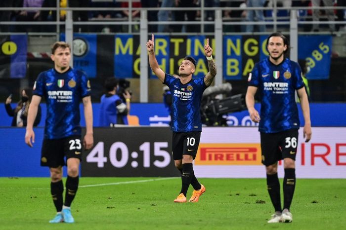 Penyerang Inter Milan, Lautaro Martinez memborong dua gol saat menghadapi AC Milan di leg kedua semifinal Coppa Italia 2021-2022.