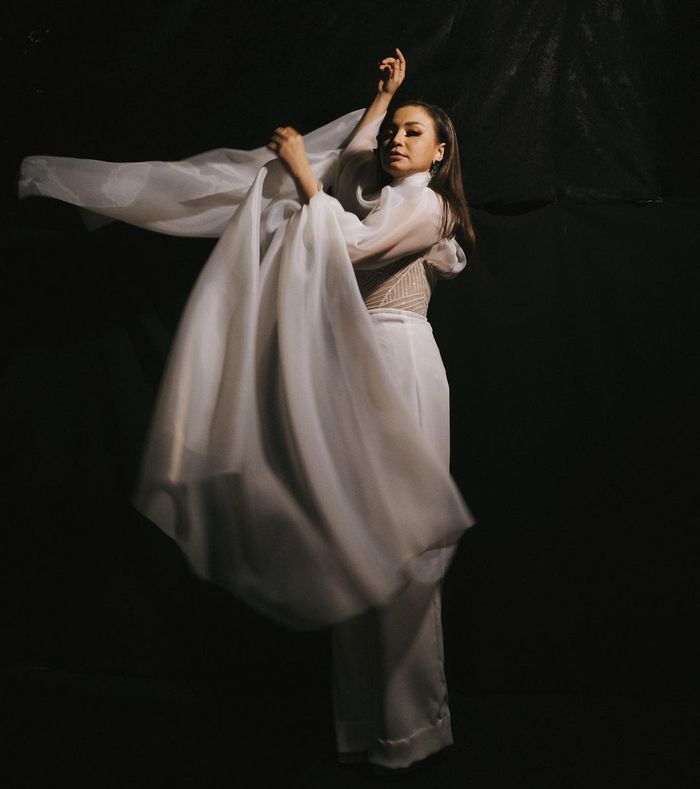 Detail penampilan Rossa saat kenakan outfit putih unik.