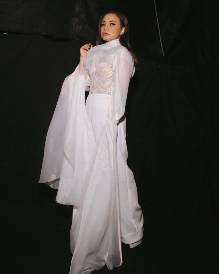 Detail penampilan Rossa saat kenakan outfit putih unik.