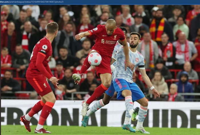 Liverpool berhasil mengambil alih pucuk klasemen Liga Inggris usai pasukan Juergen Klopp menang 4-0 atas Manchester United.