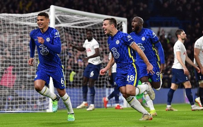 Bek Chelsea, Thiago Silva, merayakan gol ke gawang Tottenham Hotspur dalam laga Liga Inggris di Stadion Stamford Bridge, 23 Januari 2022.