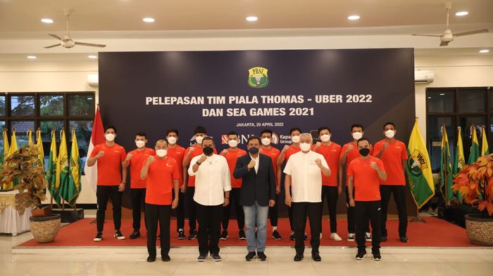 Ketua Umum PP PBSI Agung Firman Sampurna, melepas tim bulu tangkis putra yang akan menghadapi SEA Games 2021 Vietnam.