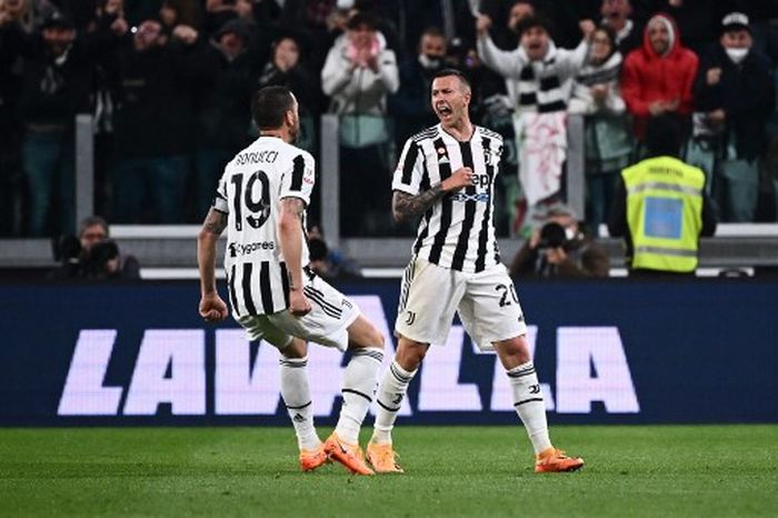 Penyerang Juventus, Federico Bernardeschi, merayakan gol bareng Leonardo Bonucci dalam laga leg kedua semifinal Coppa Italia kontra Fiorentina di Stadion Allianz, Rabu (20/4/2022).