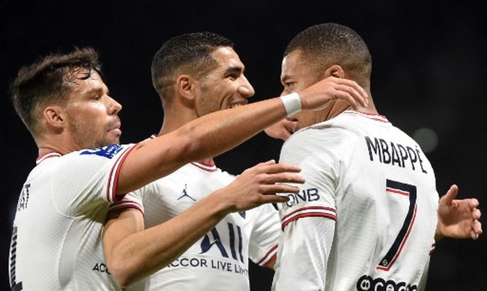 Striker Paris Saint-Germain, Kylian Mbappe, merayakan gol ke gawang Angers dalam laga Liga Prancis di Stadion Raymond-Kopa, Rabu (20/4/2022).