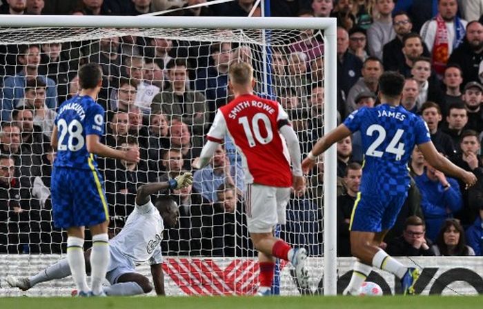 Gelandang Arsenal, Emile Smith Rowe, mencetak gol ke gawang Chelsea dalam laga Liga Inggris di Stadion Stamford Bridge, Rabu (20/4/2022).