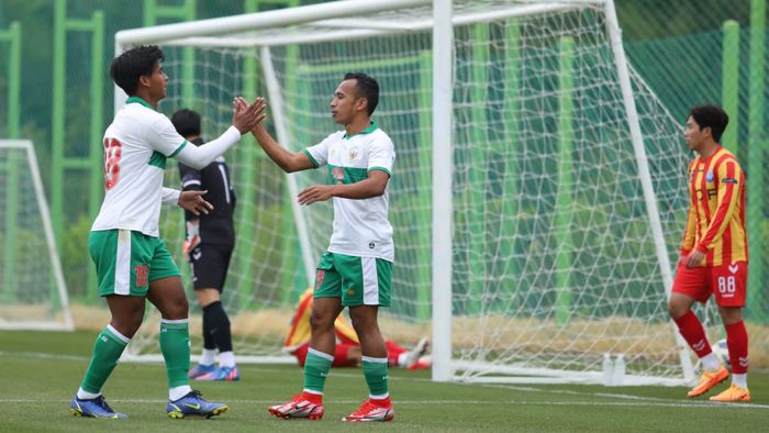 Irfan Jaya dan Irfan Jauhari merayakan gol saat timnas U-23 Indonesia menang 4-2 atas Andong Science College dalam laga uji coba, di Haemaji Football Field, Korea Selatan, Kamis (21/4/2022). 