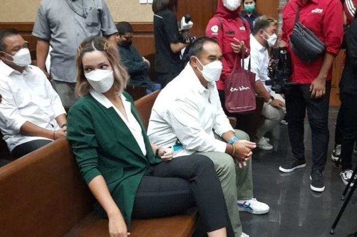 Nia Ramadhani dan Ardi Bakrie saat menjalani sidang putusan narkoba di Pengadilan Negeri (PN) Jakarta Pusat pada Selasa (11/1/2022).