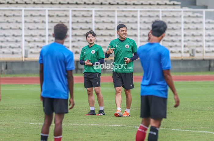 Dua staf kepelatihan timnas U-19 Indonesia, Jeong Seok-seo sebagai penerjemah (kiri) dan Shin Sang-gyu berperan pelatih fisik (kanan) sedang memberikan intruksi ke para pemainnya di Stadion Madya, Senayan, Jakarta, 2 Maret 2022.