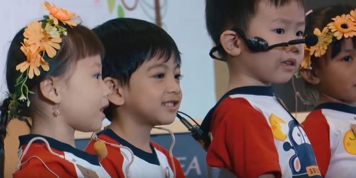 Aksi malu-malu Jan Ethes di panggung saat pentas musik 