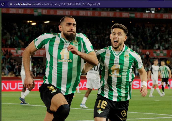 Penyerang Real Betis, Borja Iglesias (kiri), merayakan gol ke gawang Valencia pada partai final Copa del Rey yang diselenggarakan di Stadion La Cartuja, Sevilla, Sabtu (23/4/2022) malam waktu setempat atau Minggu pukul 03.00 WIB. 