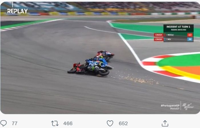 Momen insiden pembalap Ducati, Jack Miller dan pembalap Suzuki, Joan Mir pada MotoGP Portugal 2022, Minggu malam (24/4/2022).