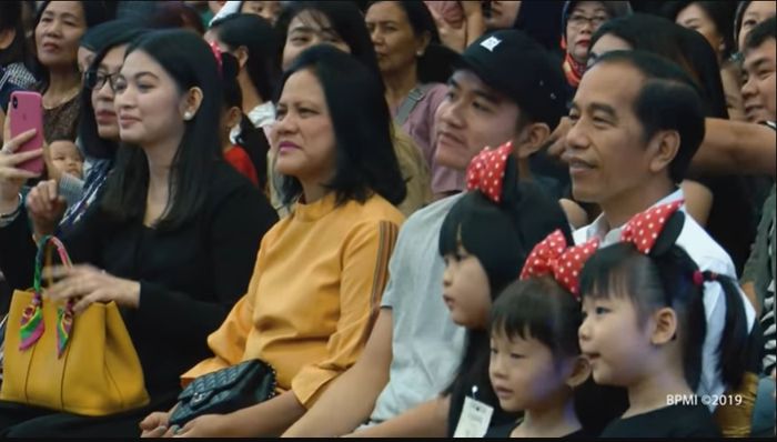 Selvi Ananda menantu Presiden Jokowi saat melihat aksi Jan Ethes dalam pertunjukan musik 