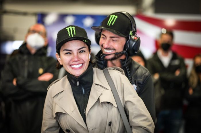Nikita Mirzani dan John Hopkins
