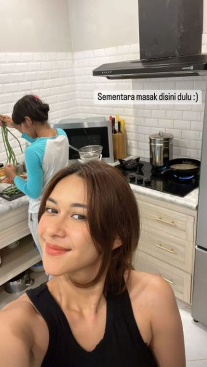 Nana Mirdad menunjukkan dapur rumah.