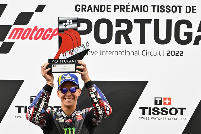 Pembalap Monster Energy Yamaha, Fabio Quartararo, berpose dengan trofi yang didapat sebagai juara MotoGP Portugal di Sirkuit Algarve, Minggu (24/4/2022).