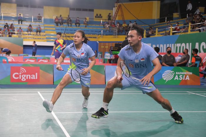Pasangan ganda campuran Indonesia, Rinov Rivaldy/Pitha Haningtyas Mentari, pada babak pertama Kejuaraan Asia 2022 di Muntinlupa Sports Complex, Selasa (26/4/2022).