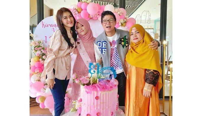 Andika bersama mantan istri dan anaknya