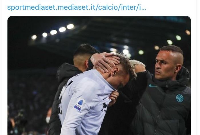 Kiper Inter Milan, Ionut Radu, menangis setelah laga kontra Bologna yang diwarnai blundernya pada duel Liga Italia di Renato Dall'Ara (27/4/2022).