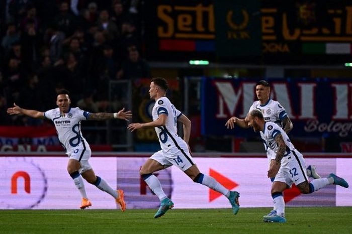 Gelandang Inter Milan, Ivan Perisic, merayakan gol ke gawang Bologna dalam laga Liga Italia di Stadion Renato Dall'Ara, Rabu (27/4/2022).