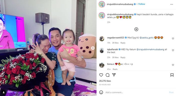 Zaskia Gotik nangis terharu karena mendapat kado spesial dari suaminya