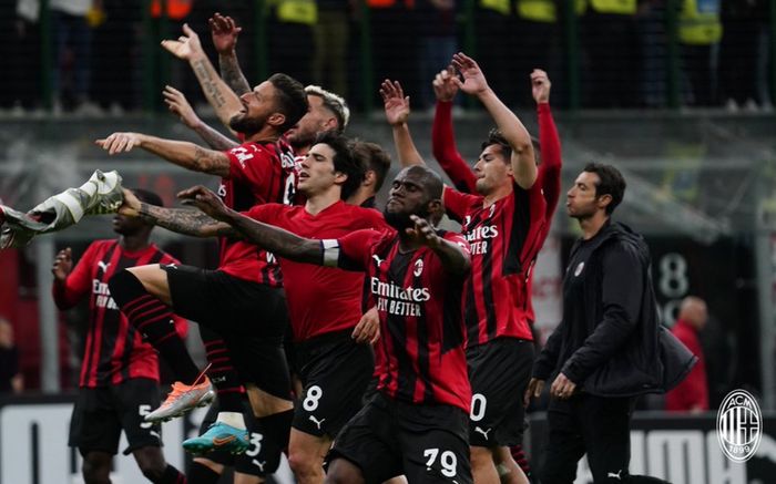 Para pemain AC Milan merayakan kemenangan di San Siro dalam satu laga di Liga Italia 2021-2022.