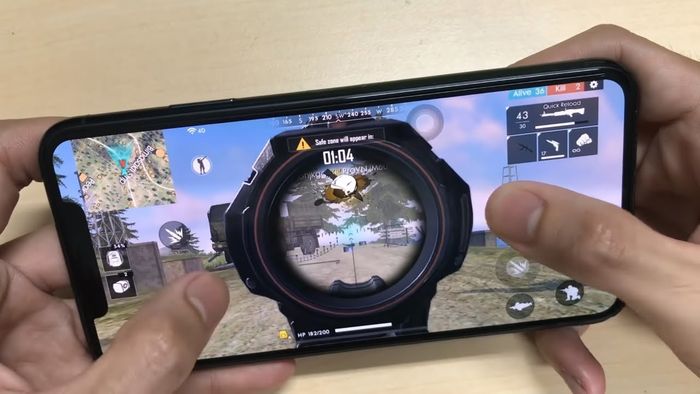 Ilustrasi bermain game Free Fire iOS
