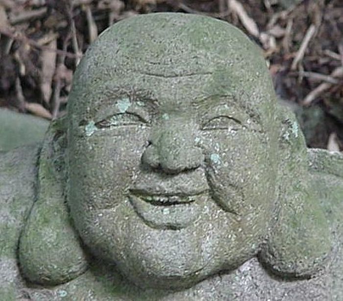 Ini katanya Buddha tertawa yang mana bentuk telinganya kini menjadi trend.